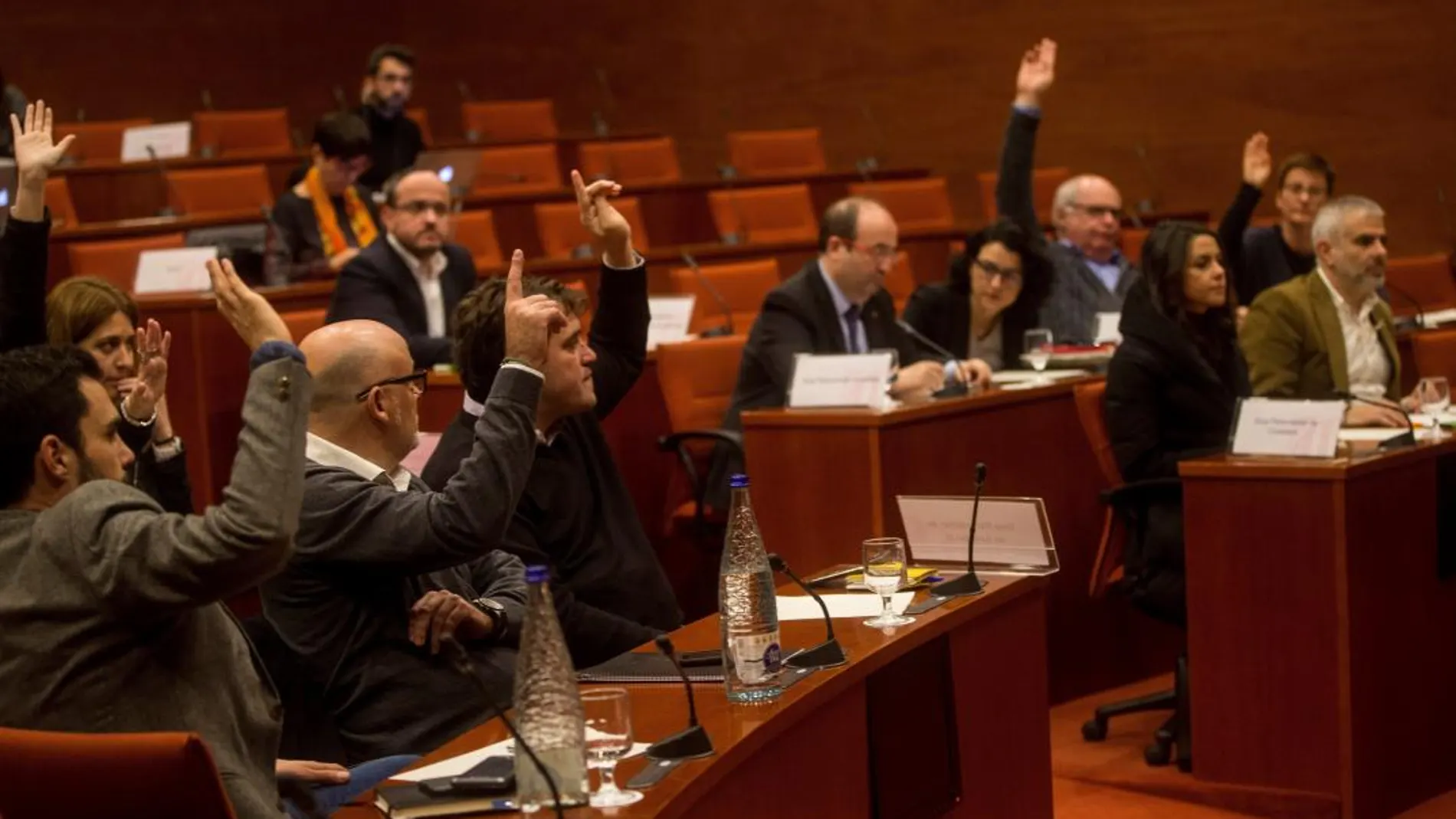 Votación durante la reunión de la Diputación Permanente del Parlament ayer, 27 de diciembre. EFE/Quique García