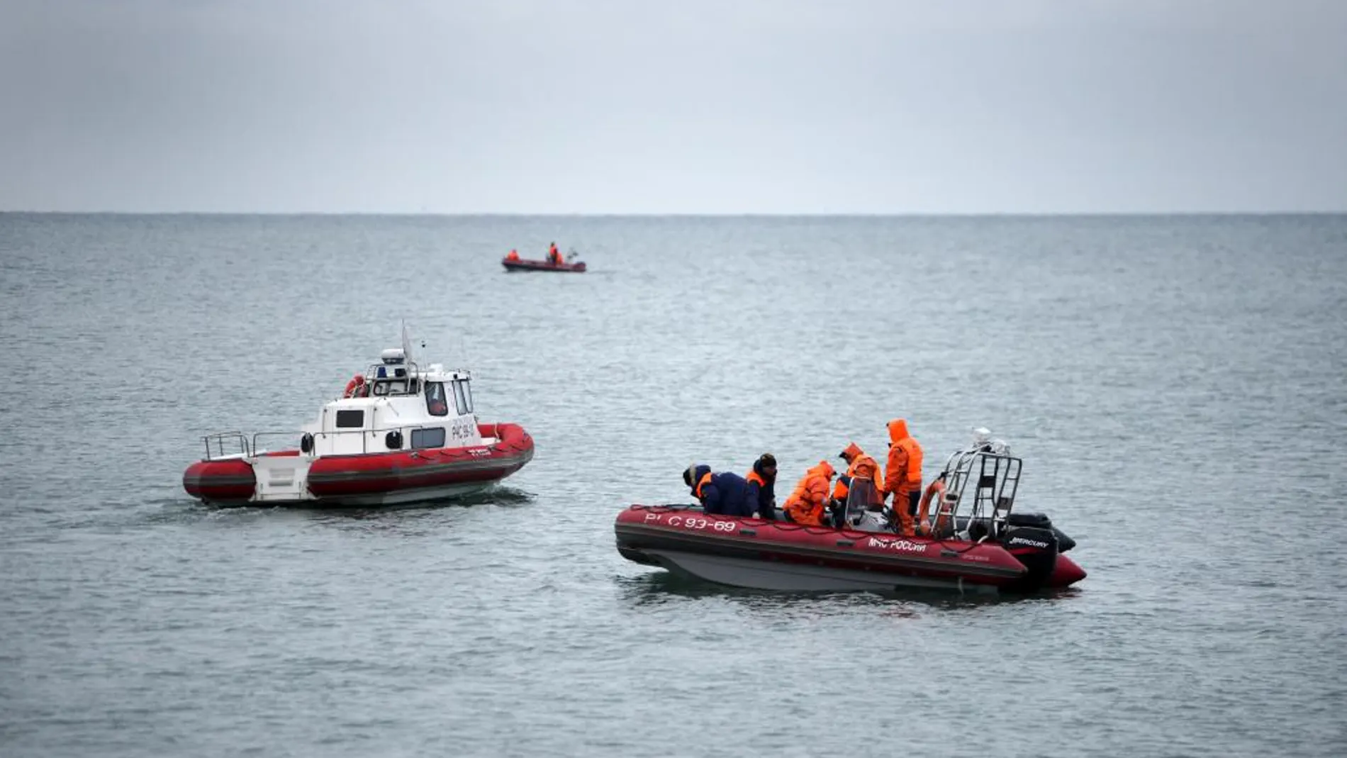 Los equipos de buzo y rescate buscaban el fuselaje y los cuerpos de las víctimas