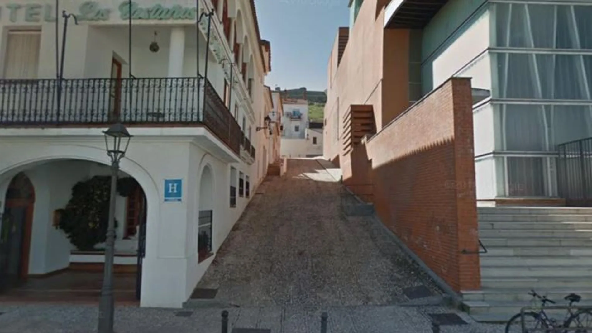 La mujer paseaba por una calle de Aracena (Huelva) / Google Maps