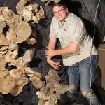 Stephen Poropat con los restos hallados del Savannasaurus elliottorum