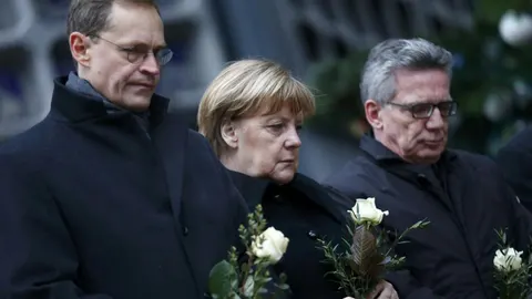 La jefa del Gobierno, acompañada por sus ministro de Interior, Thomas de Maizière y el alcalde-gobernador de Berlín, Michael Müller visitan el lugar del atentado