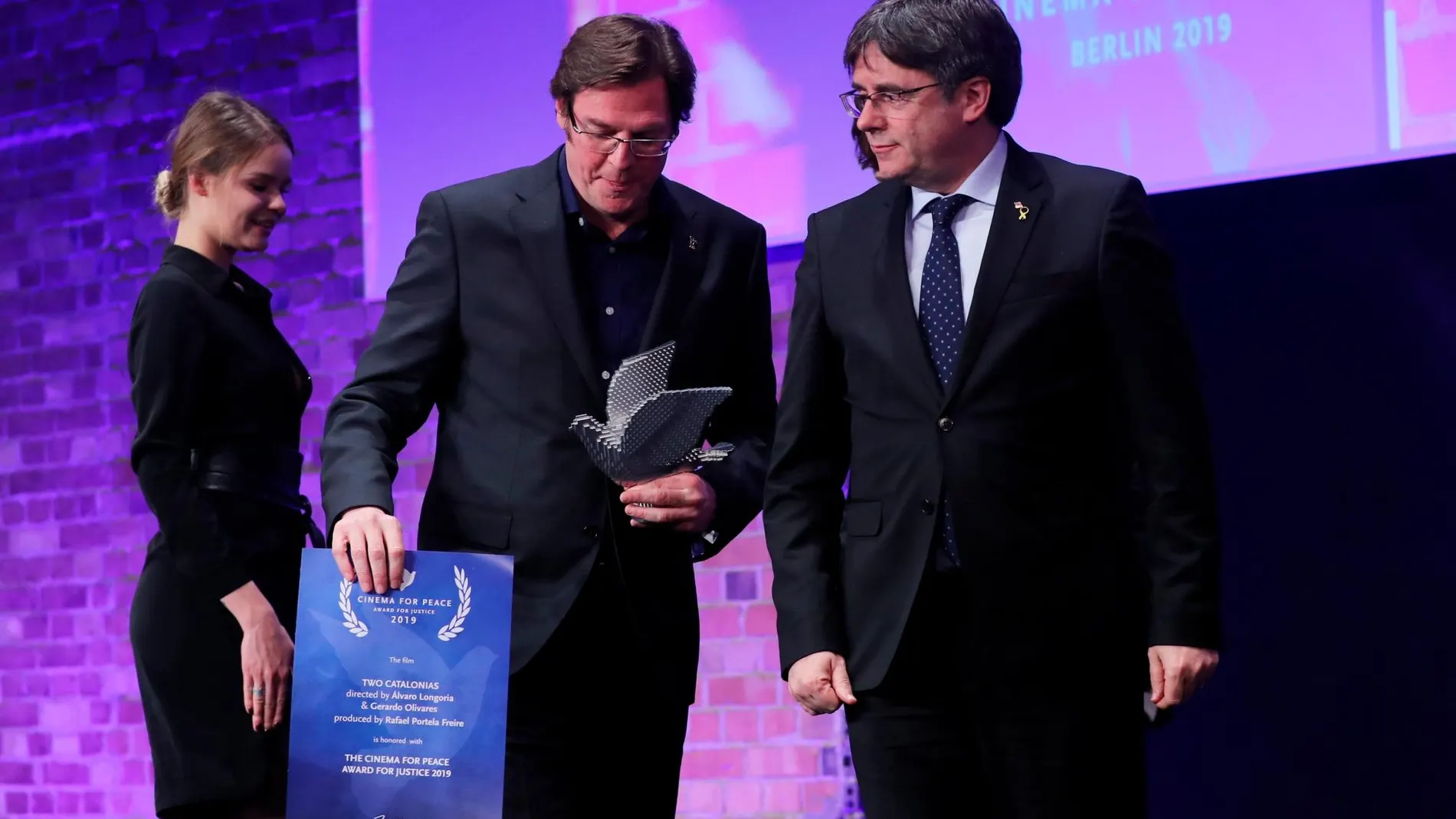 Carles Puigdemont entregando el premio a Álvaro Longoria