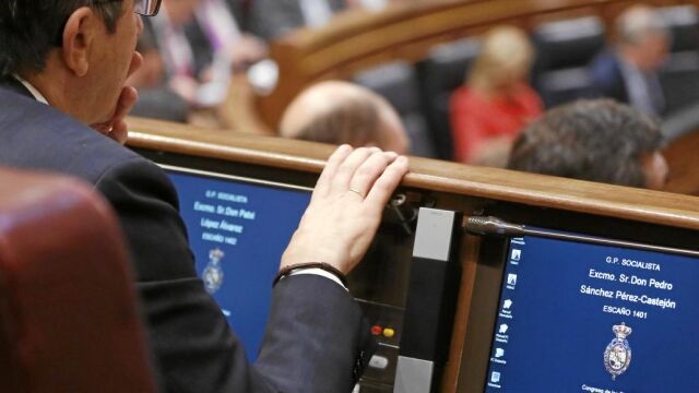 El escaño vacío de Pedro Sánchez, que todavía no ha acudido al Congreso ni a las reuniones de grupo desde su dimisión