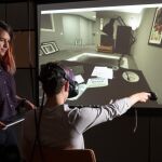 La tecnología de la realidad virtual permite conocer de una manera más cercana e intensa la dolorosa experiencia de perderlo todo y contribuye a aumentar el ánimo de ayudar a los indigentes, según un estudio dado a conocer hoy por la Universidad de Stanford / Efe