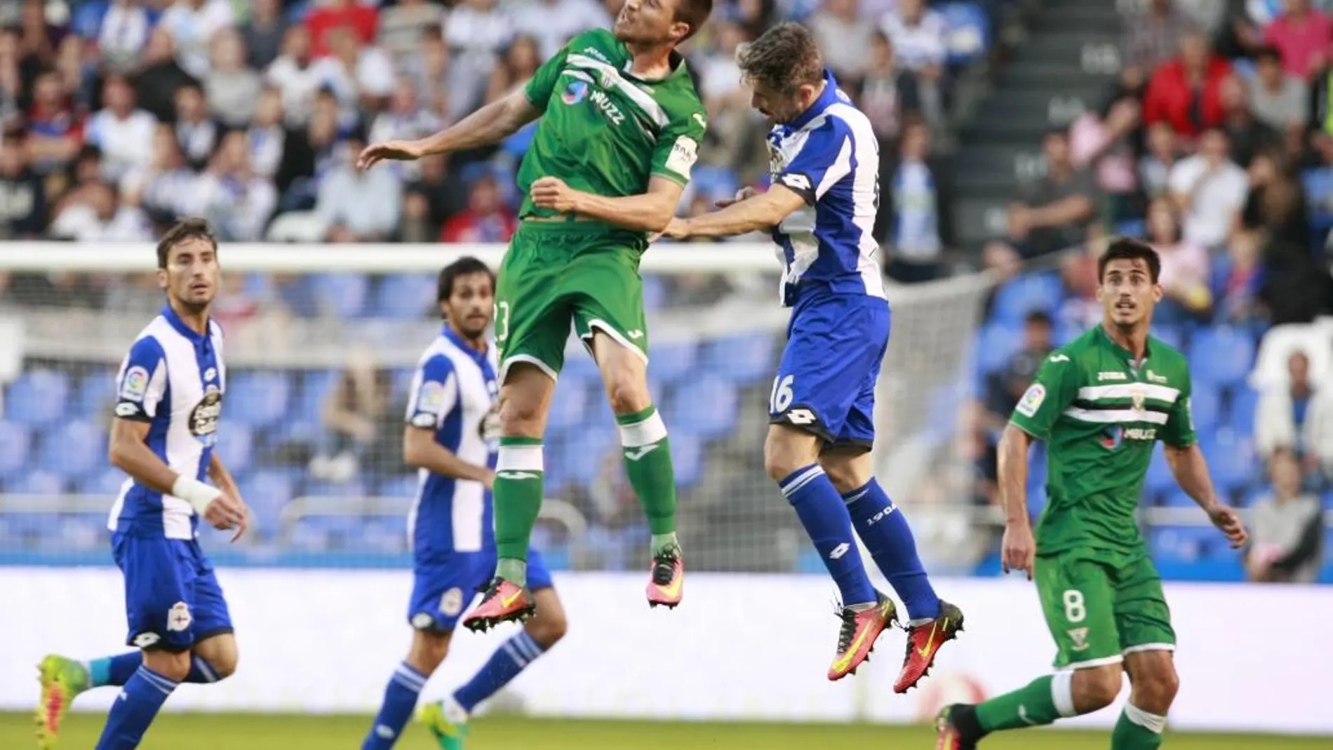 El defensa portugués del Deportivo Luisinho Correia (d) disputa un balón aéreo con el centrocampista del Leganés Omar Ramos (i)