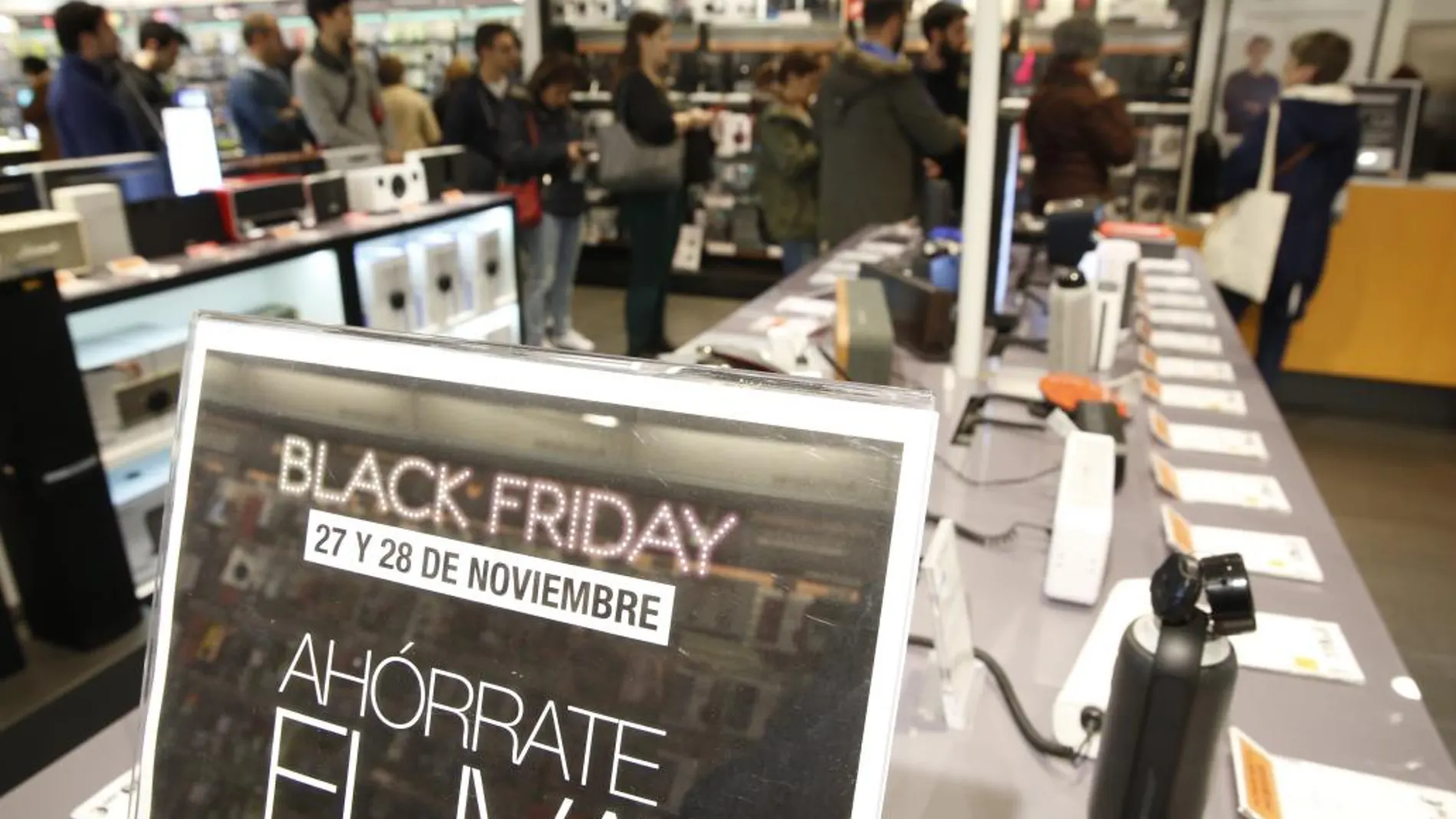Compradores esperan su turno para pagar en un comercio acogido al Black Friday, el pasado año