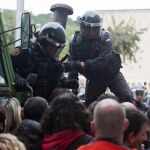 Intervención de la Guardia Civil en el pabellón de Sant Julià de Ramis el 1-O, donde debía votar Carles Puigdemont
