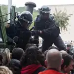 Intervención de la Guardia Civil en el pabellón de Sant Julià de Ramis el 1-O, donde debía votar Carles Puigdemont