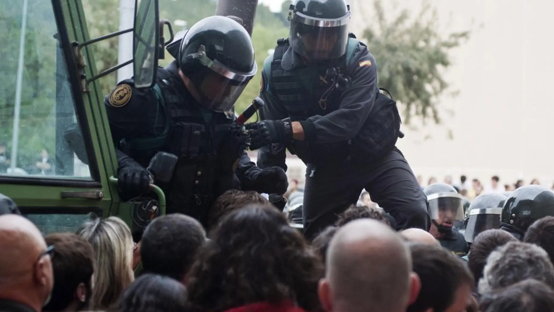 Intervención de la Guardia Civil en el pabellón de Sant Julià de Ramis el 1-O, donde debía votar Carles Puigdemont