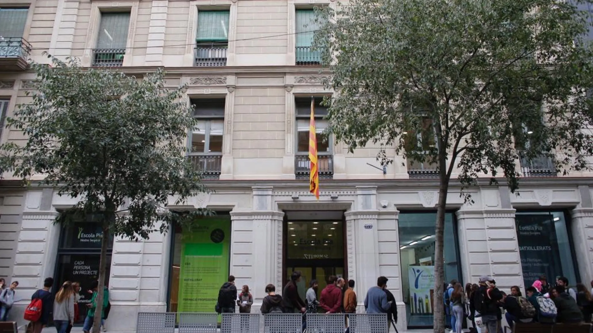 La escuela se encuentra en la calle Diputación de Barcelona