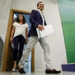 El presidente del PP-A, Juanma Moreno, ayer en la sede del partido junto a la secretaria general ,Loles López
