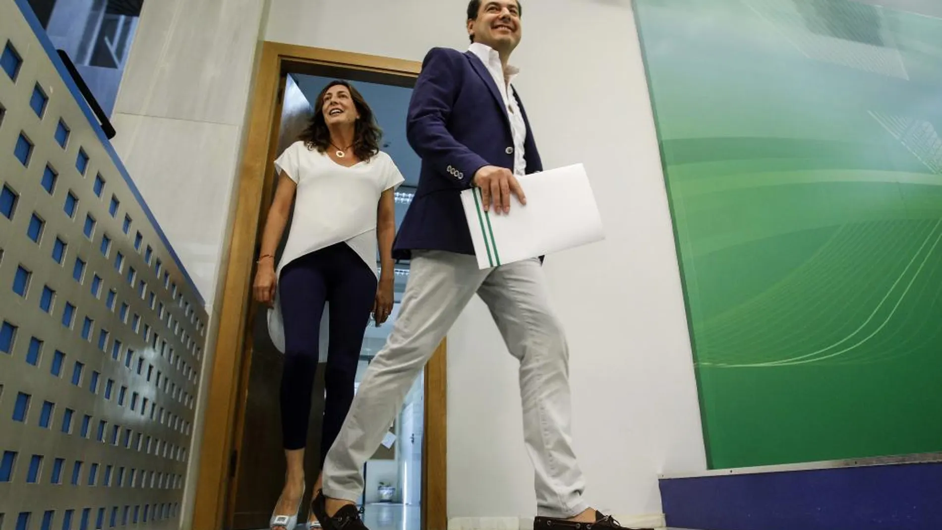 El presidente del PP-A, Juanma Moreno, ayer en la sede del partido junto a la secretaria general ,Loles López