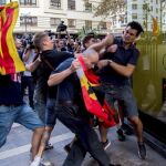 Docenas de "ultras"se han enfrentado a los manifestantes nacionalistas del 9 d'Octubre