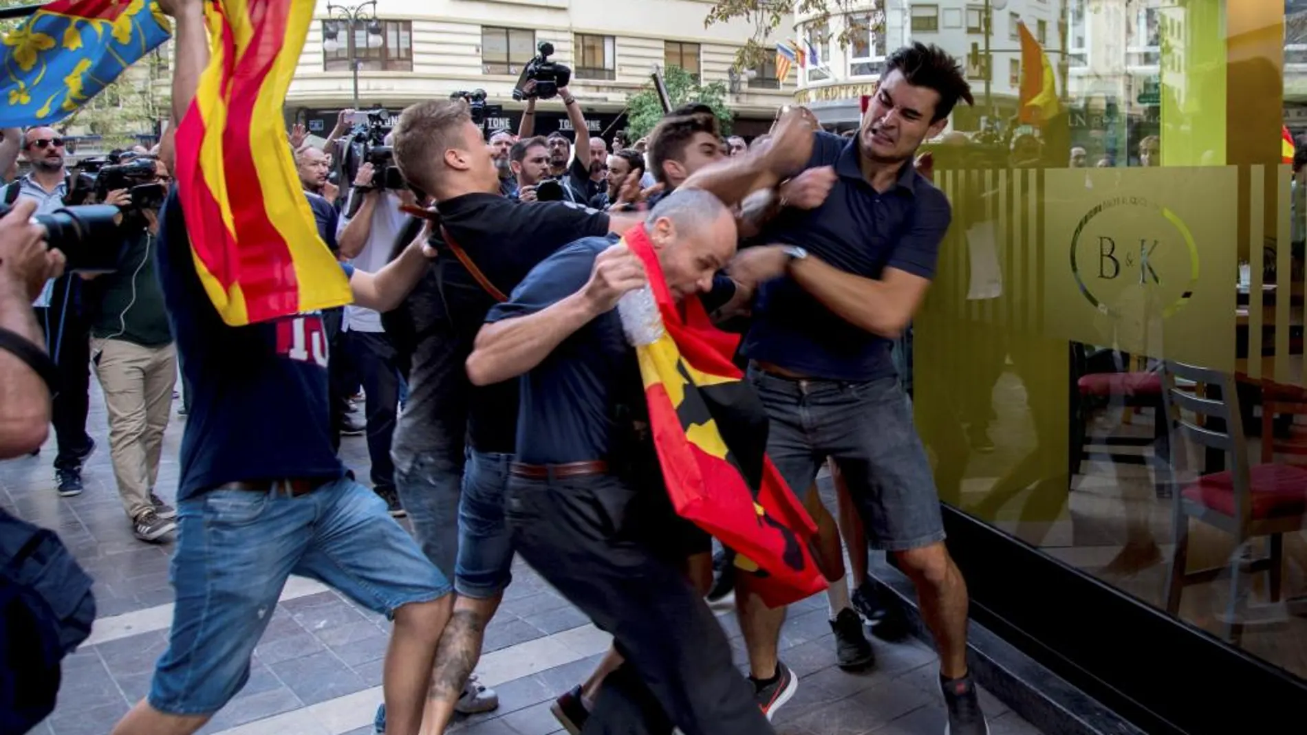 Docenas de "ultras"se han enfrentado a los manifestantes nacionalistas del 9 d'Octubre