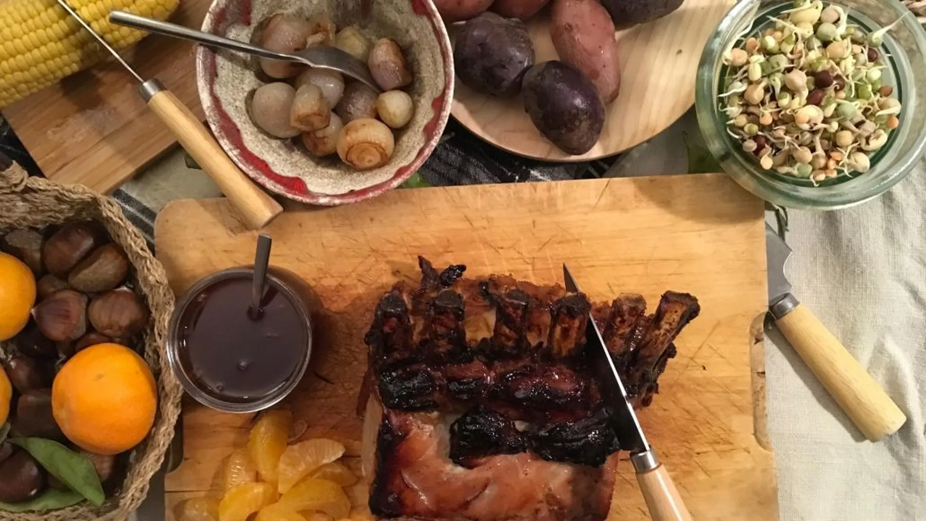 Carré de cerdo asado a la miel con chalotas y patata morada