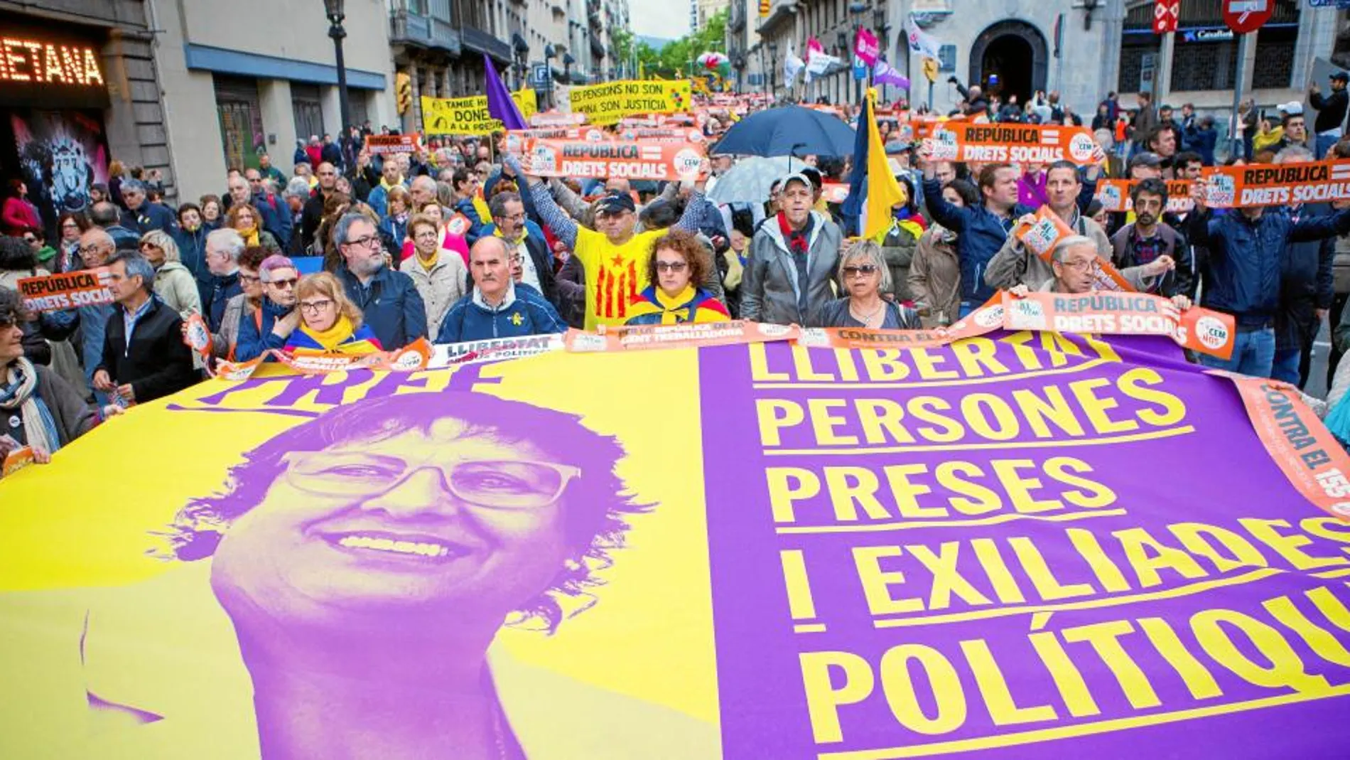 Manifestación celebrada ayer en Barcelona por el Primero de Mayo para reivindicar la libertad de los presos y rechazar la aplicación del 155 en Cataluña