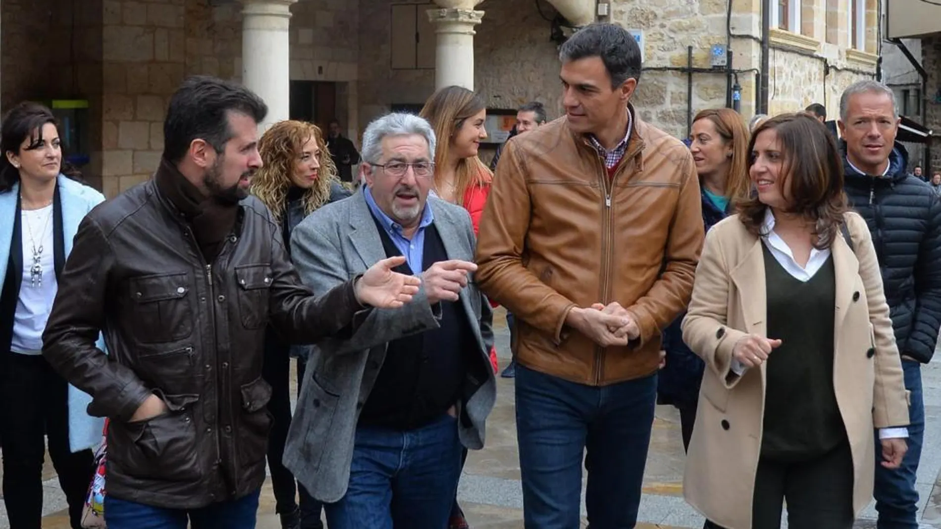 El líder socialista Pedro Sánchez pasea por Oña junto a Luis Tudanca, Esther Peña y el alcalde Arturo Pérez