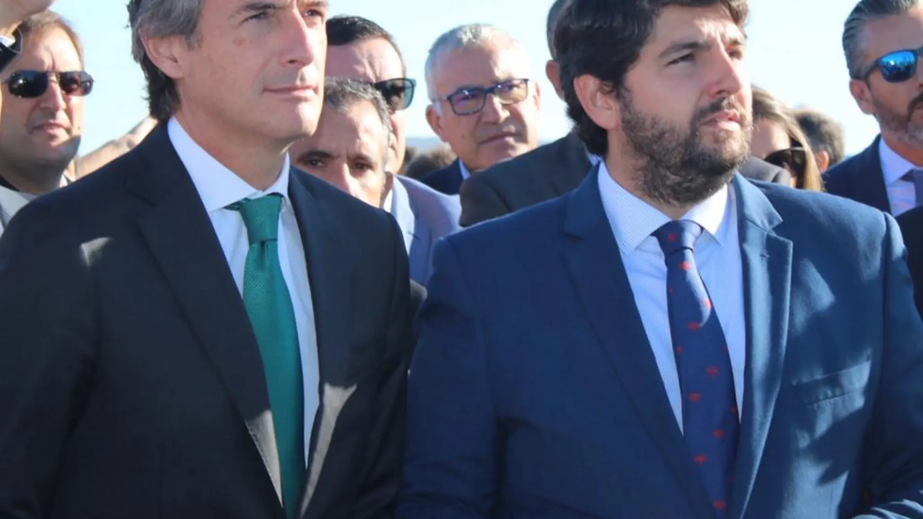 El ministro de Fomento, Íñigo de la Serna, junto al presidente López Miras