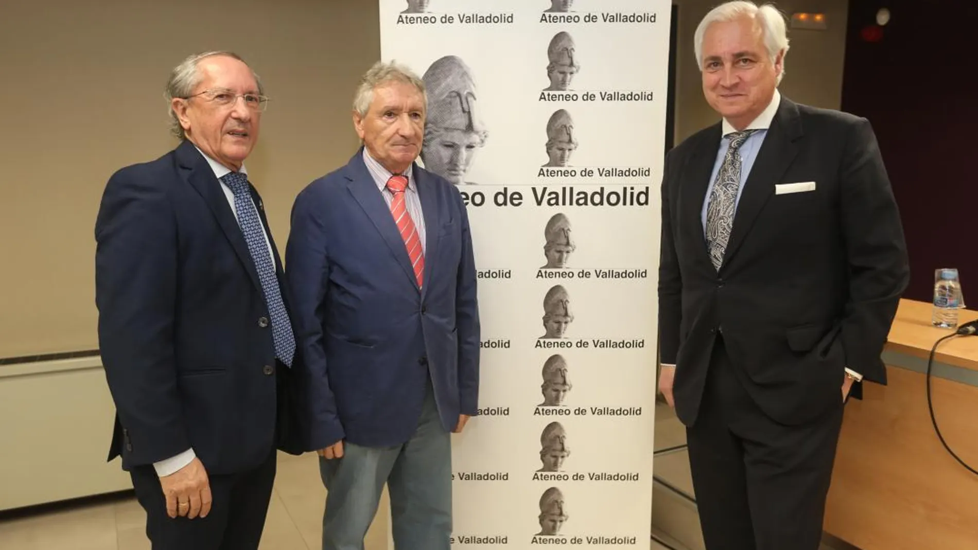 Felicia Trebolle, Celso Almuiña y José Luis Concepción en el foro del Ateneo de Valladolid / Dos Santos