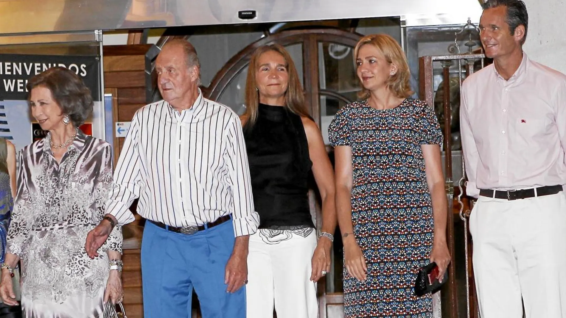 Imagen de Don Juan Carlos y Doña Sofía, con las Infantas Elena y Cristina e Iñaki Urdangarín en Palma, en 2011