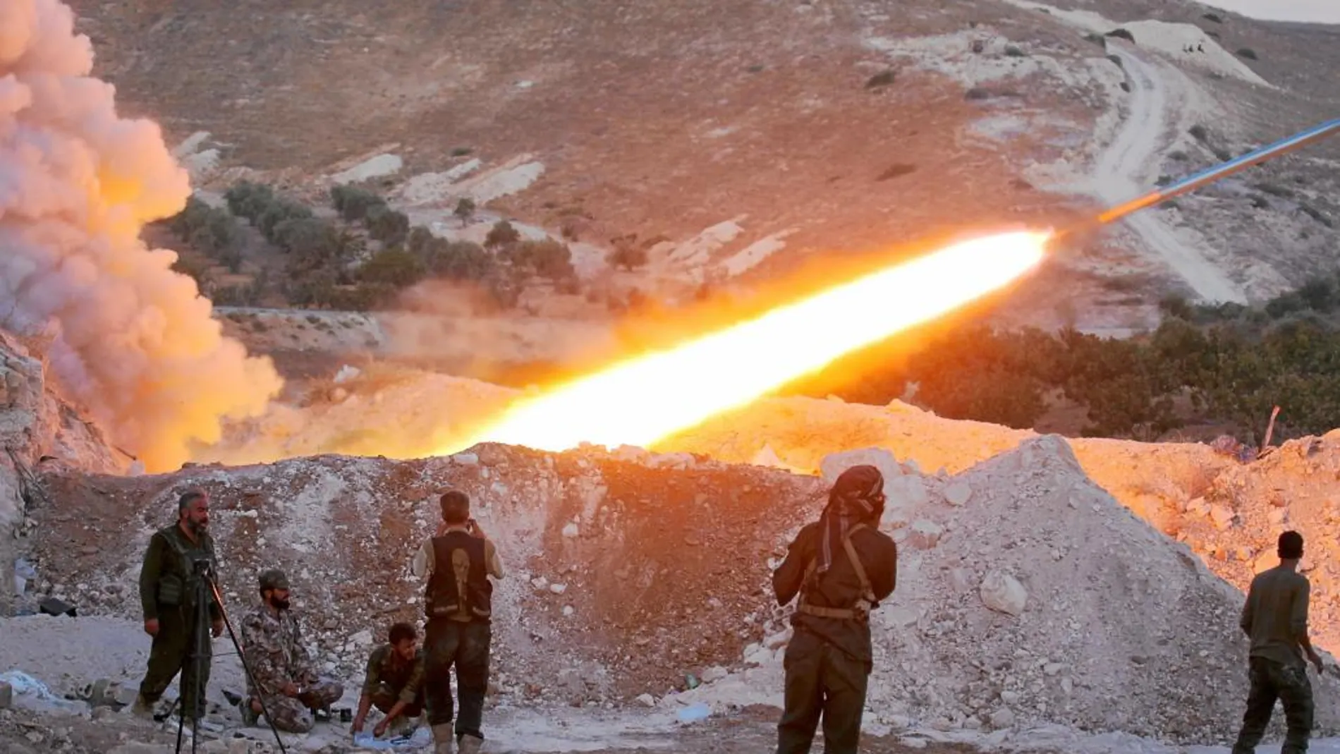 Milicianos del Ejército Libre Sirio lanzan un cohete contra las posiciones de las tropas de Asad en la montaña de Zein al Abidin
