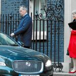 La «premier» británica, Theresa May, cedió ayer a su enésima «línea roja» al aceptar una posible prórroga del Brexit
