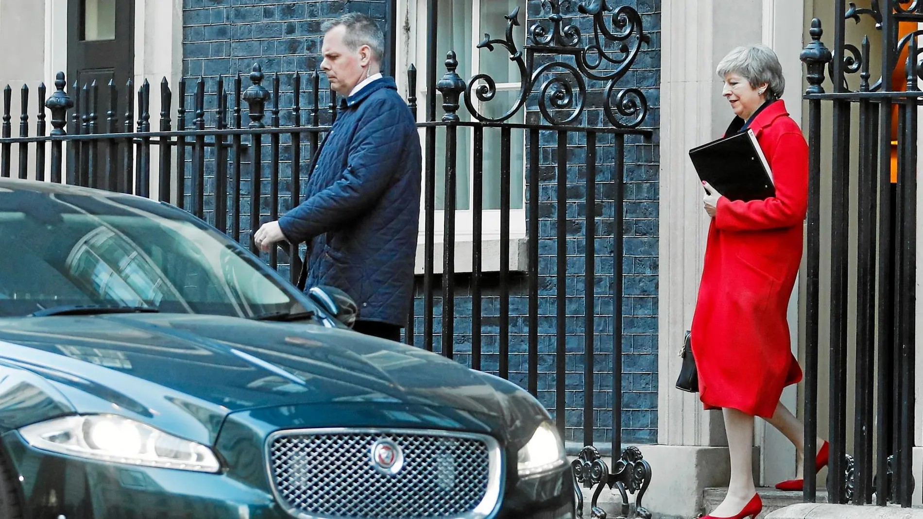 La «premier» británica, Theresa May, cedió ayer a su enésima «línea roja» al aceptar una posible prórroga del Brexit