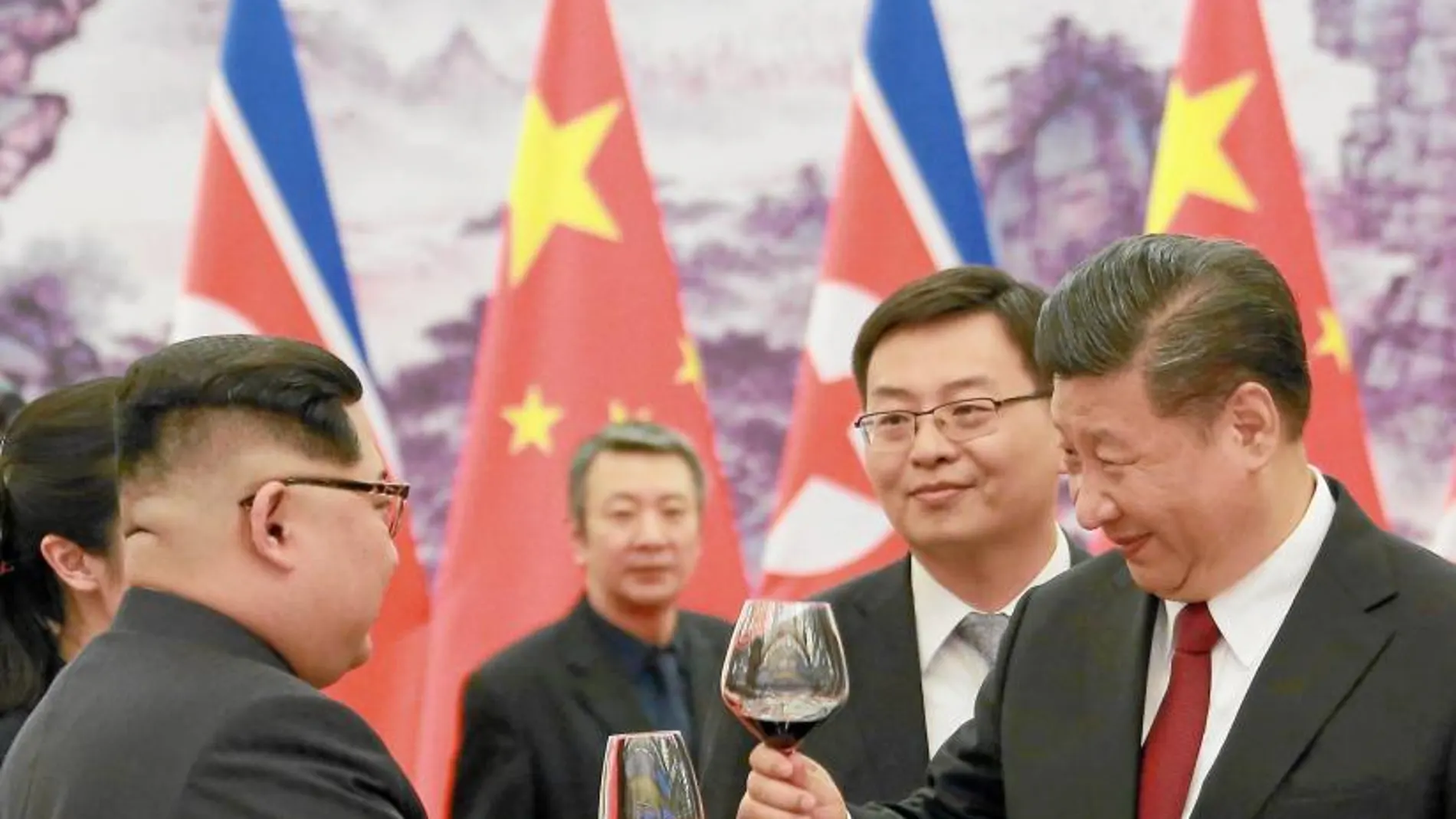 El dictador norcoreano, Kim Jong Un, brinda con el presidente chino, Xi Jinping, durante su visita oficial a Pekín