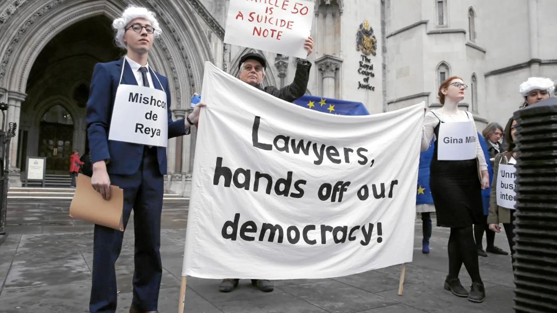 Partidarios y detractores del Brexit se concentraron ayer frente al Tribunal Superior de Londres
