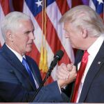 Donald Trump se da la mano con su candidato a la vicepresidencia, Mike Pence