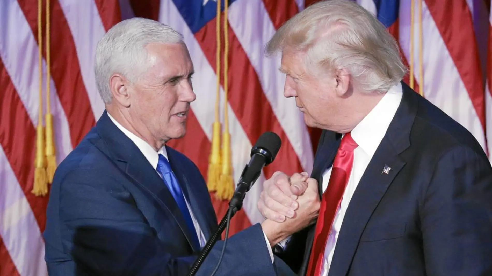 Donald Trump se da la mano con su candidato a la vicepresidencia, Mike Pence