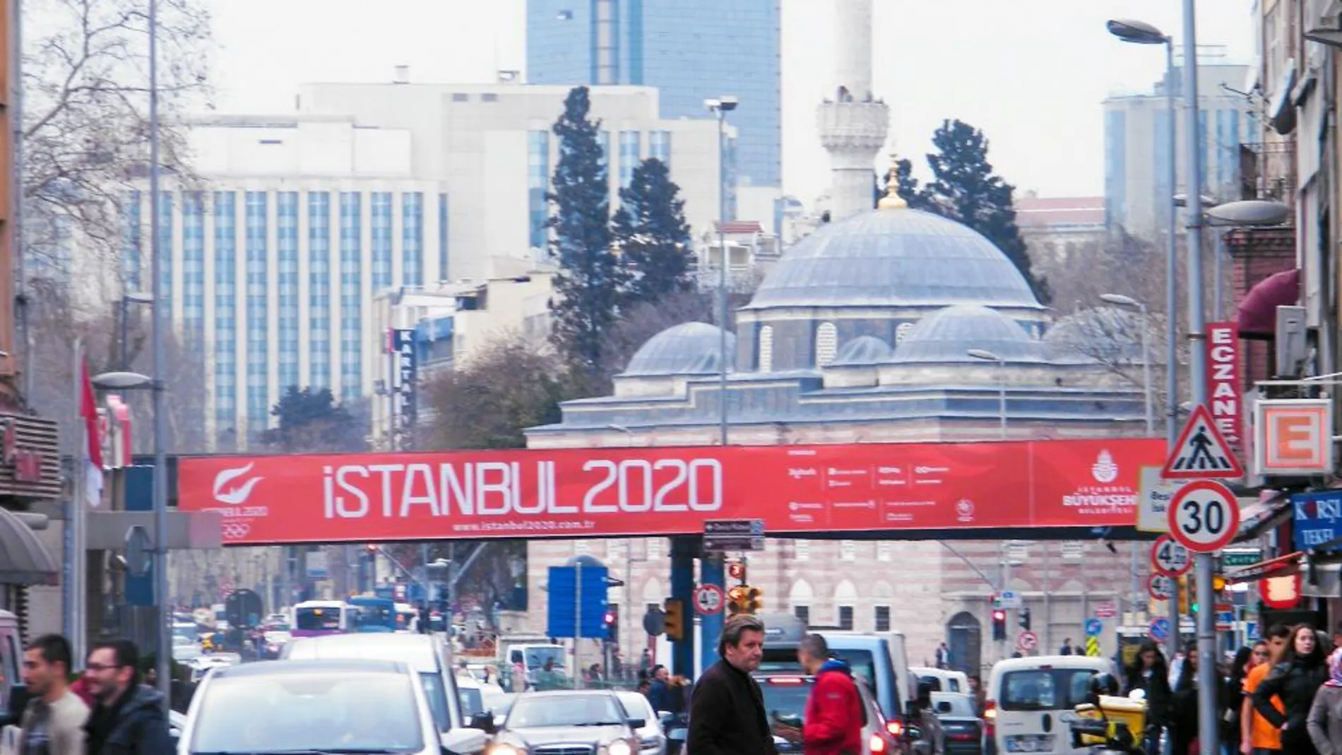 Las revueltas en Estambul amenazan su candidatura