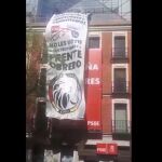 La pancarta deplegada en la sede de Ferraz del PSOE