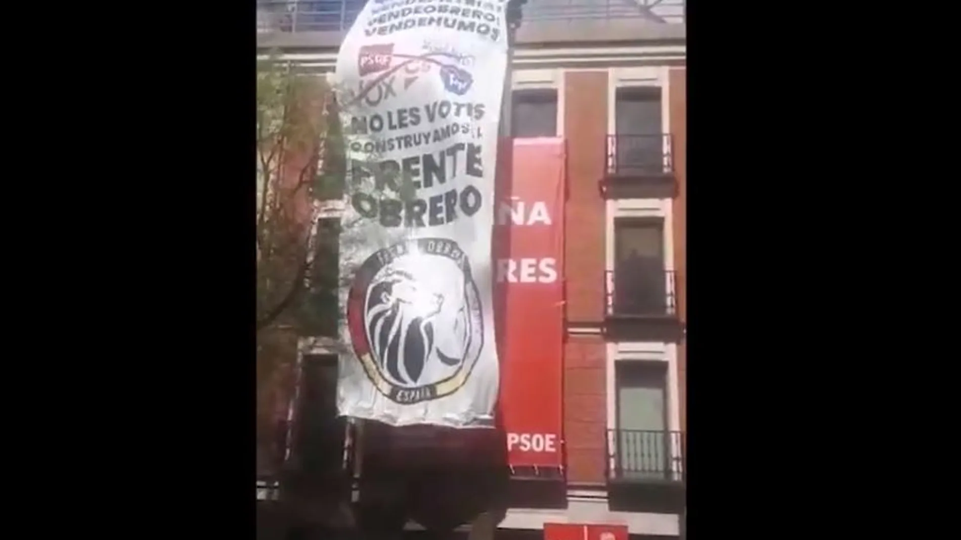 La pancarta deplegada en la sede de Ferraz del PSOE