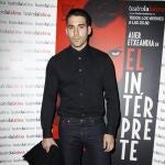 El actor Miguel ángel Silvestre posa para los medios en el estreno de «El Intérprete»el 22 de marzo de 2013.