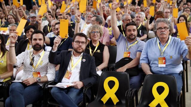 El vicepresidente del Govern adjunto a la presidencia del partido Pere Aragonés (2d) y el presidente del Parlament, Roger Torrent (i) y el diputado al Congreso Joan Tardà (d) votan durante la clausura de la Conferencia Nacional de ERC /Efe