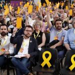 El vicepresidente del Govern adjunto a la presidencia del partido Pere Aragonés (2d) y el presidente del Parlament, Roger Torrent (i) y el diputado al Congreso Joan Tardà (d) votan durante la clausura de la Conferencia Nacional de ERC /Efe