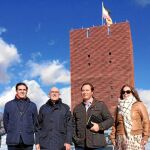 Jesús Julio Carnero y el alcalde de El Carpio, Máximo Gómez, y otras autoridades visitan la torre de la localidad, rehabilitada con los Planes Provinciales