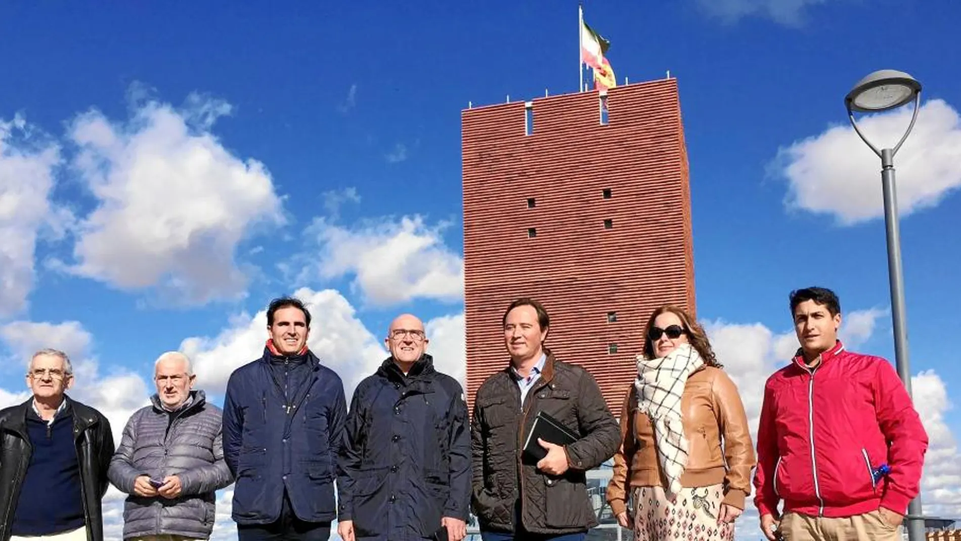 Jesús Julio Carnero y el alcalde de El Carpio, Máximo Gómez, y otras autoridades visitan la torre de la localidad, rehabilitada con los Planes Provinciales