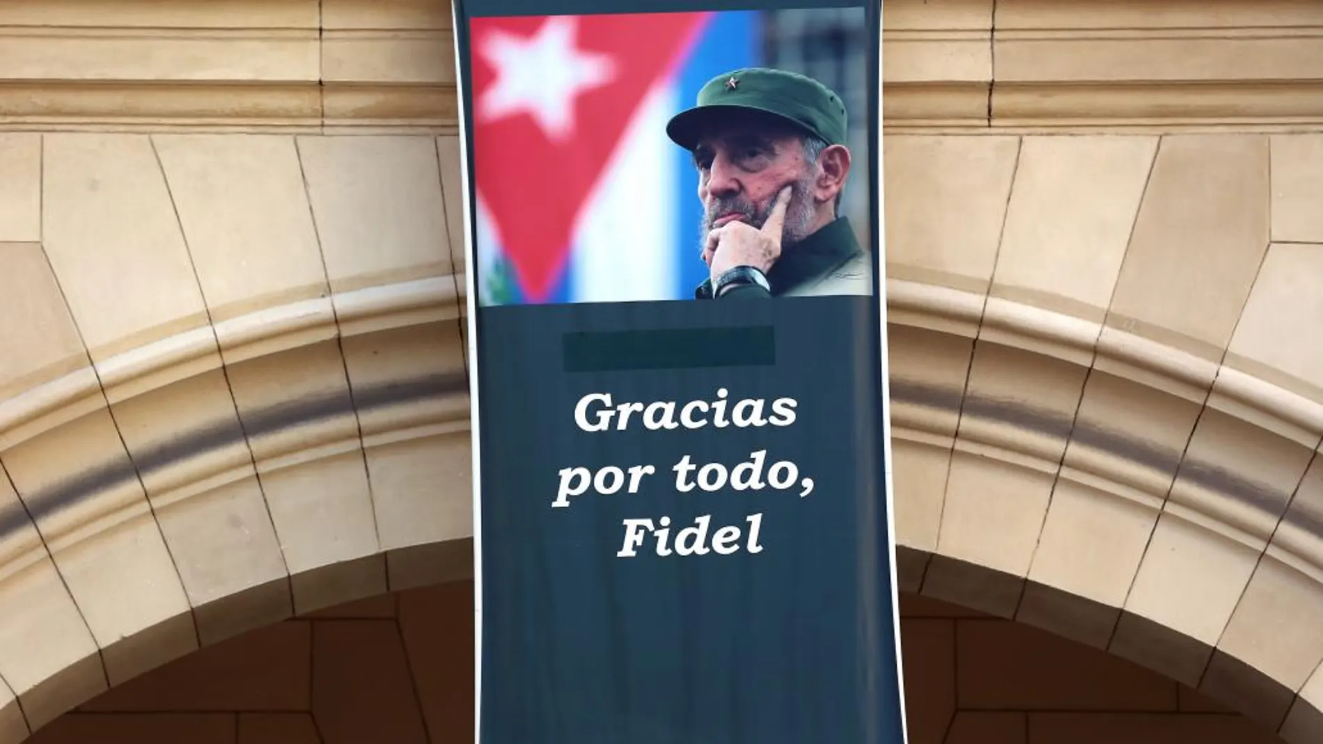 Un cartel con la imagen del fallecido líder Fidel Castro permanece en la fachada de un edificio hoy, martes 27 de diciembre de 2016, en La Habana