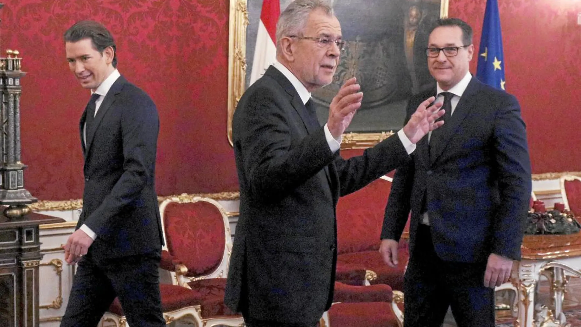 Kurz, a la izquierda, y Strache, a la derecha, presentaron al presidente Van der Bellen, en el centro, su programa