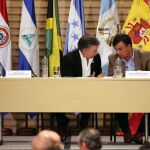 El presidente de Colombia Juan Manuel Santos (i) y el Registrador Nacional del Estado Civil Juan Carlos Galindo (d) asisten a la instalación de la Misión de Observación Electoral hoy, sábado 1 de Octubre de 2016 en Bogotá (Colombia)