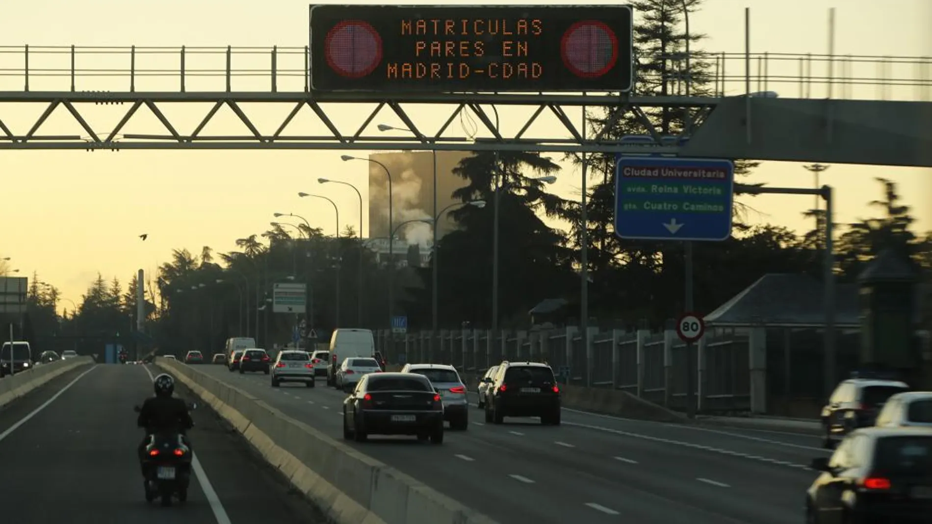Madrid se ha convertido hoy en la primera ciudad española que impone la circulación alterna de vehículos en función de sus matrículas, una medida inédita a la que nunca han tenido que llegar el resto de ciudades del país