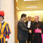 El presidente de Venezuela, Nicolás Maduro (c), durante su visita al Vaticano el pasado mes de octubre