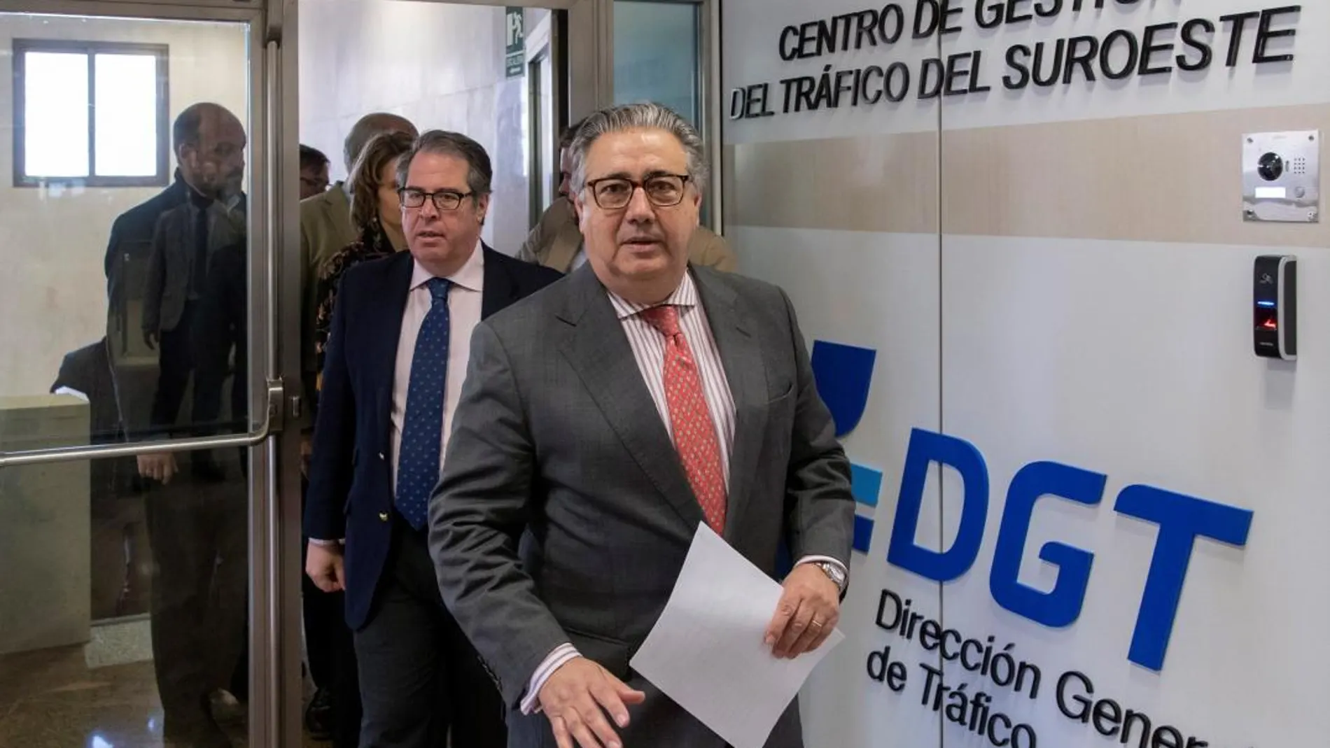 El ministro del Interior, Juan Ignacio Zoido durante su visita al Centro de Gestión del Tráfico del Suroeste de la Dirección General de Tráfico (DGT), con sede en Sevilla.