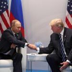 Vladímir Putin y Donald Trump el pasado año en la cumbre del G20 en Hamburgo (Alemania). EFE/Michael Klimentyev / Sputnik / Kremlin pool