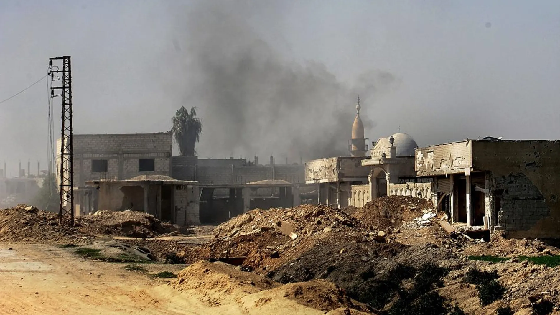 Edificios destruidos cerca a la villa Hosh al-Ashaari donde militares sirios continúan con los operativos militares contra la organización terrorista Jabhat al-Nusra y los grupos afiliados en Guta, Damasco el miércoles
