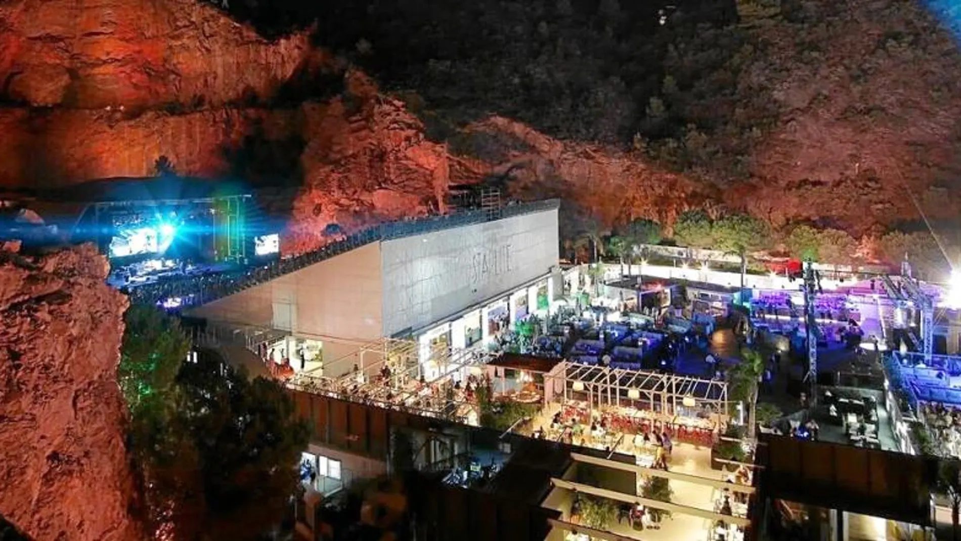 El festival Starlite se celebra en un enclave único: un reducido anfiteatro de roca al aire libre en la cantera de Nagüeles con una acústica excepcional