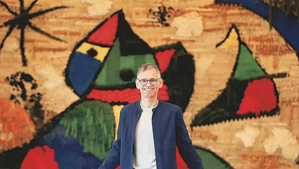 El nuevo director de la Fundación Miró, el alemán Marko Daniel, posa para la prensa gráfica antes de la rueda de prensa que ha ofrecido hoy para exponer sus líneas de trabajo.