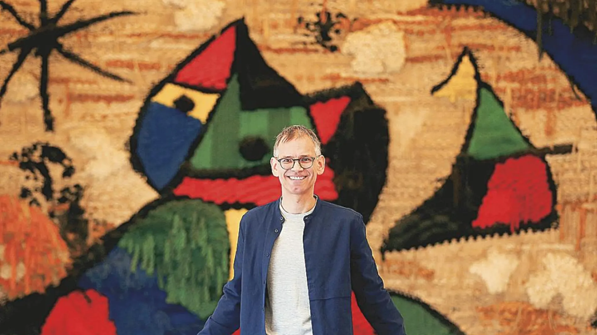 El nuevo director de la Fundación Miró, el alemán Marko Daniel, posa para la prensa gráfica antes de la rueda de prensa que ha ofrecido hoy para exponer sus líneas de trabajo.